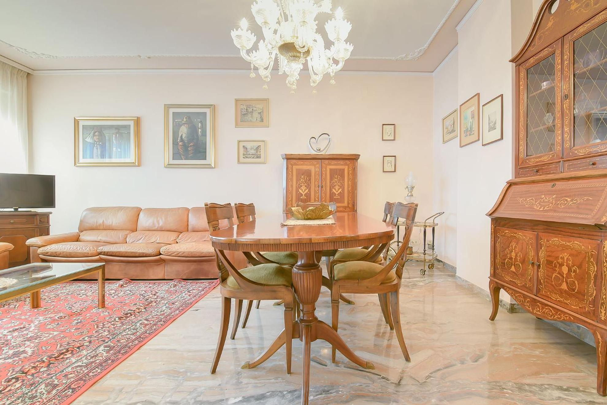 Queen Gabrielle Apartment